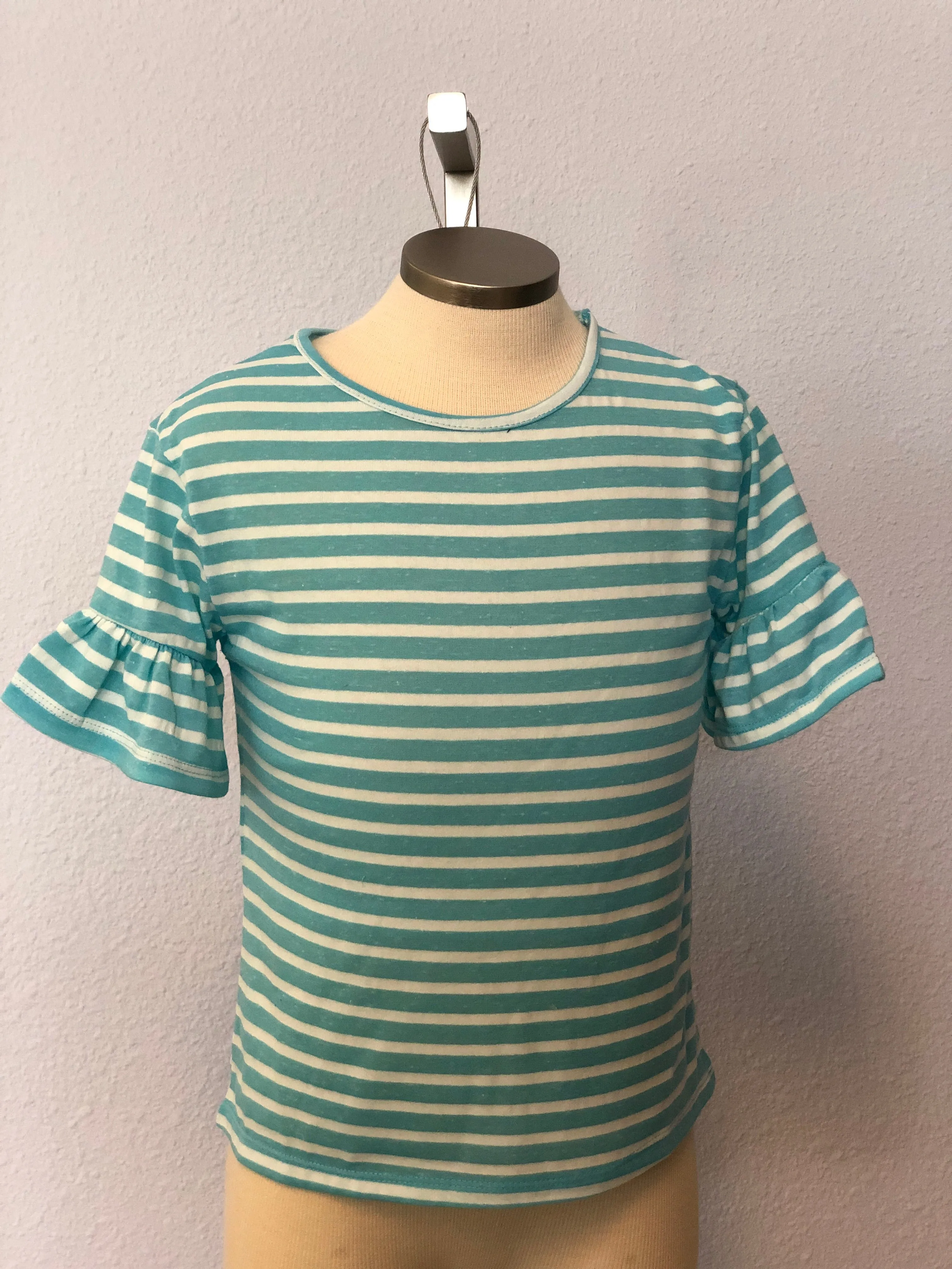 K STRIPE RUFFLE SLEEVE TEE