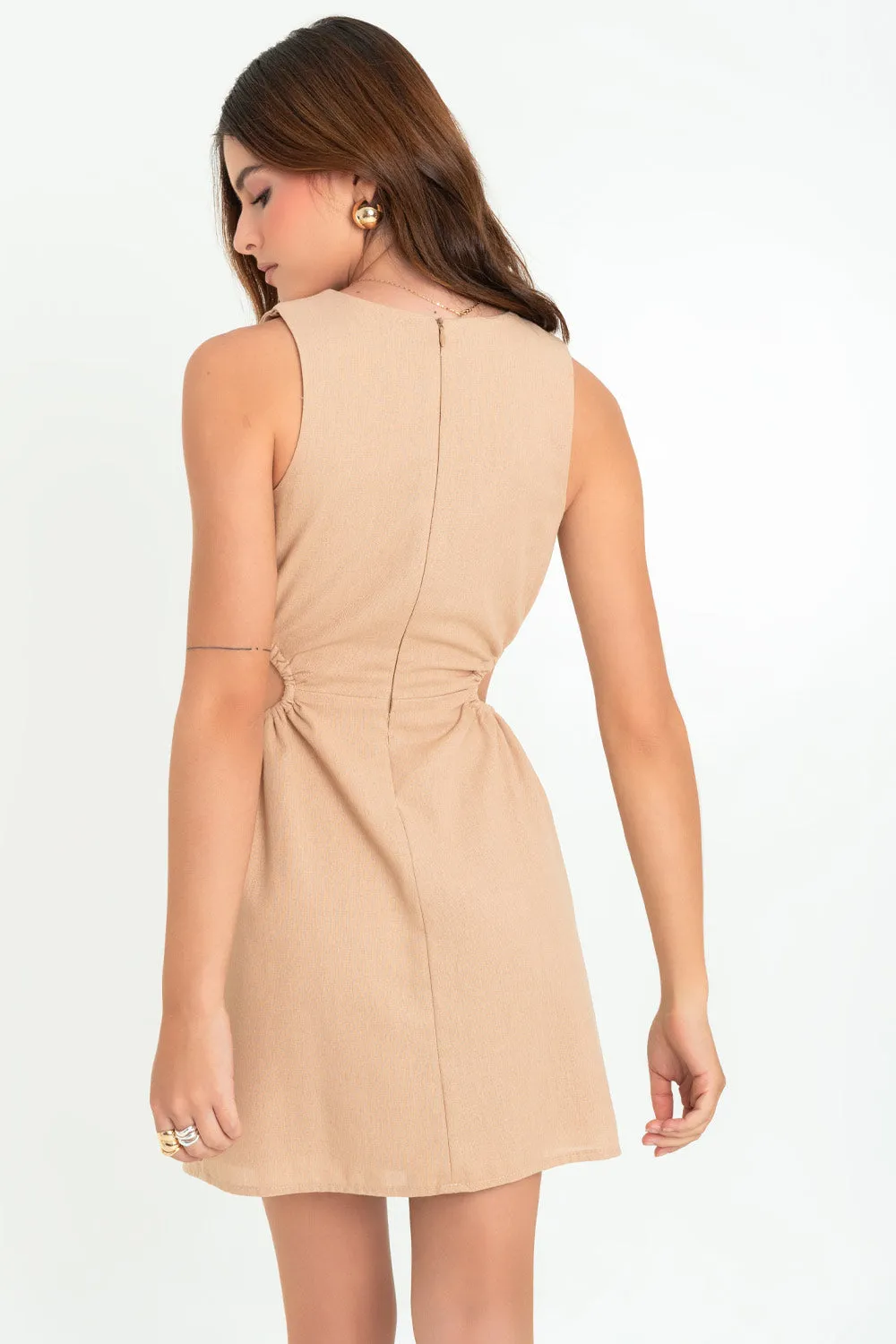 Vestido corto de lino con cut out costados