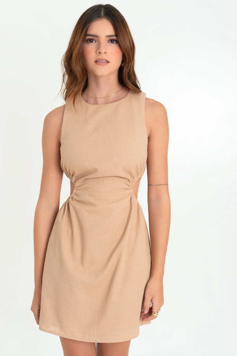 Vestido corto de lino con cut out costados